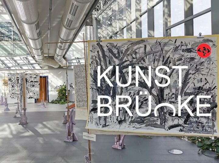 Plakat zu Kunstbrücke im Lügenmuseum - Foto aus der Stadtsparkasse Riese kunstbruecke im luegenmuseum radebeul